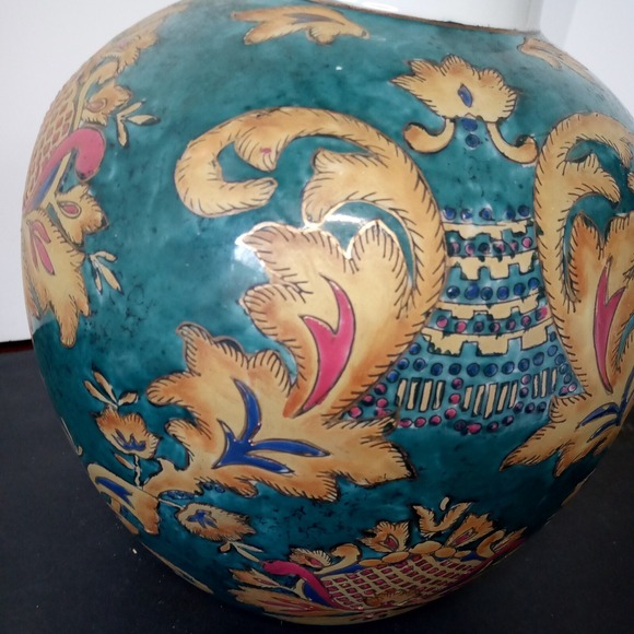 Medium Round Porcelain vase Green In Color Floral Pattern - Picture 4 of 16